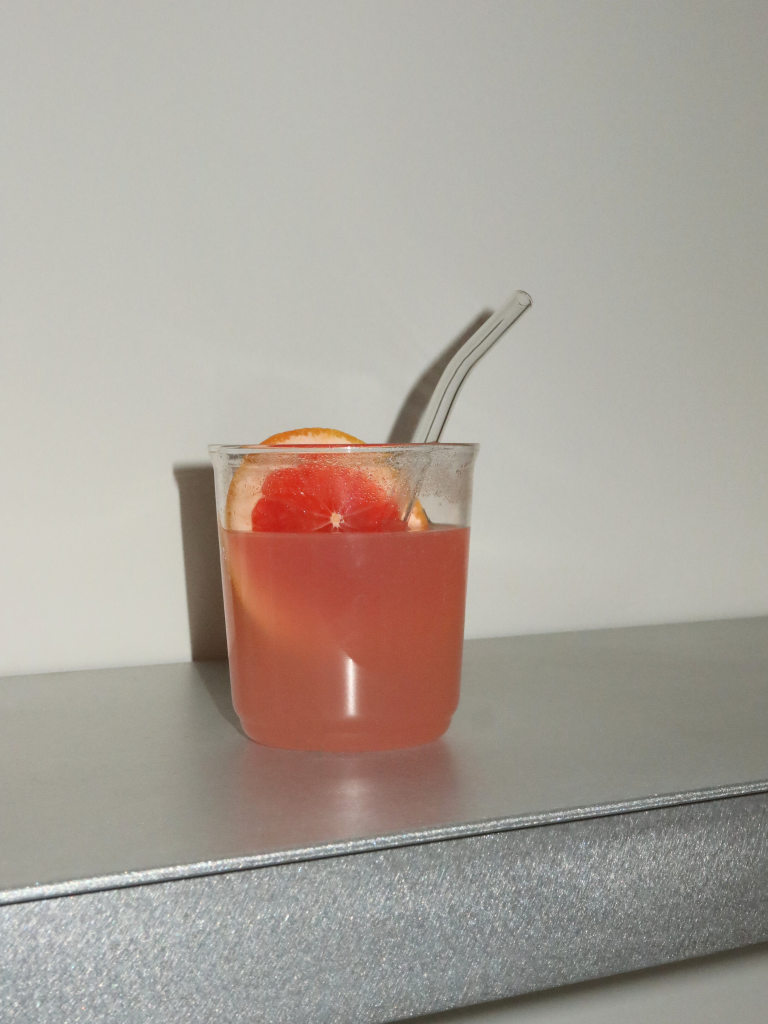 Aesthetic Glass Sayo, a reusable glass cup inspired by the classic plastic cup but made entirely from durable borosilicate glass. Perfect for iced coffees, matcha, smoothies, and other refreshing drinks. Its minimalist and stylish design gives your daily drinking moments a modern upgrade. Ideal for eco-friendly, sustainable kitchen accessories and aesthetic coffee and tea experiences at home.