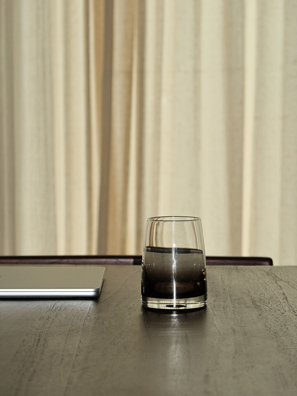 Tumblerglas Izzah mit einem eleganten Ombre-Effekt von Dunkelbraun zu transparentem Glas, perfekt, um Wasser, Saft oder andere erfrischende Getränke stilvoll zu servieren. Das minimalistische, schlanke Design verleiht Ihrem Tisch oder Ihrer Kaffeestation eine raffinierte, restaurantähnliche Atmosphäre. Hergestellt aus langlebigem, wiederverwendbarem Glas und ideal für ästhetisches Trinkgeschirr, moderne Küchen und stilvolle Tischdekorationen.