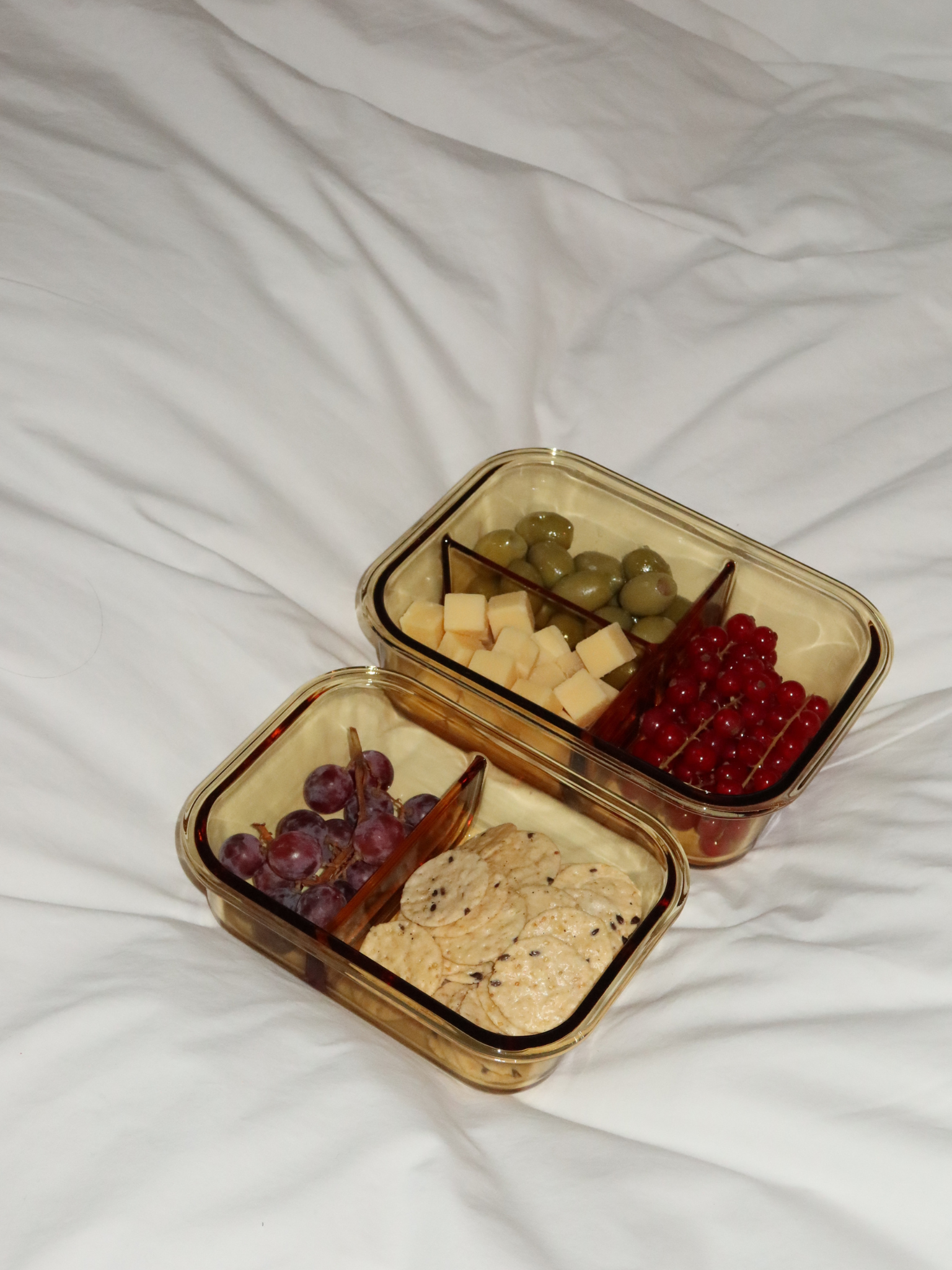 Zad ist ein Behälter aus bernsteinfarbenem Glas mit Glasdeckel und feinen Amber-/Brauntönen, der Stil und Funktion vereint. Der integrierte Glastrenner hält Zutaten organisiert. Perfekt für ausgewogene Mahlzeiten, Meal Prep oder das Aufbewahren von Resten. Ungiftig, BPA-frei, geruchs- und fleckenresistent, langlebig, leicht zu reinigen, auslaufsicher und ideal für bewusstes, stilvolles Lagern in Küche, Kühlschrank oder Lunchbox.