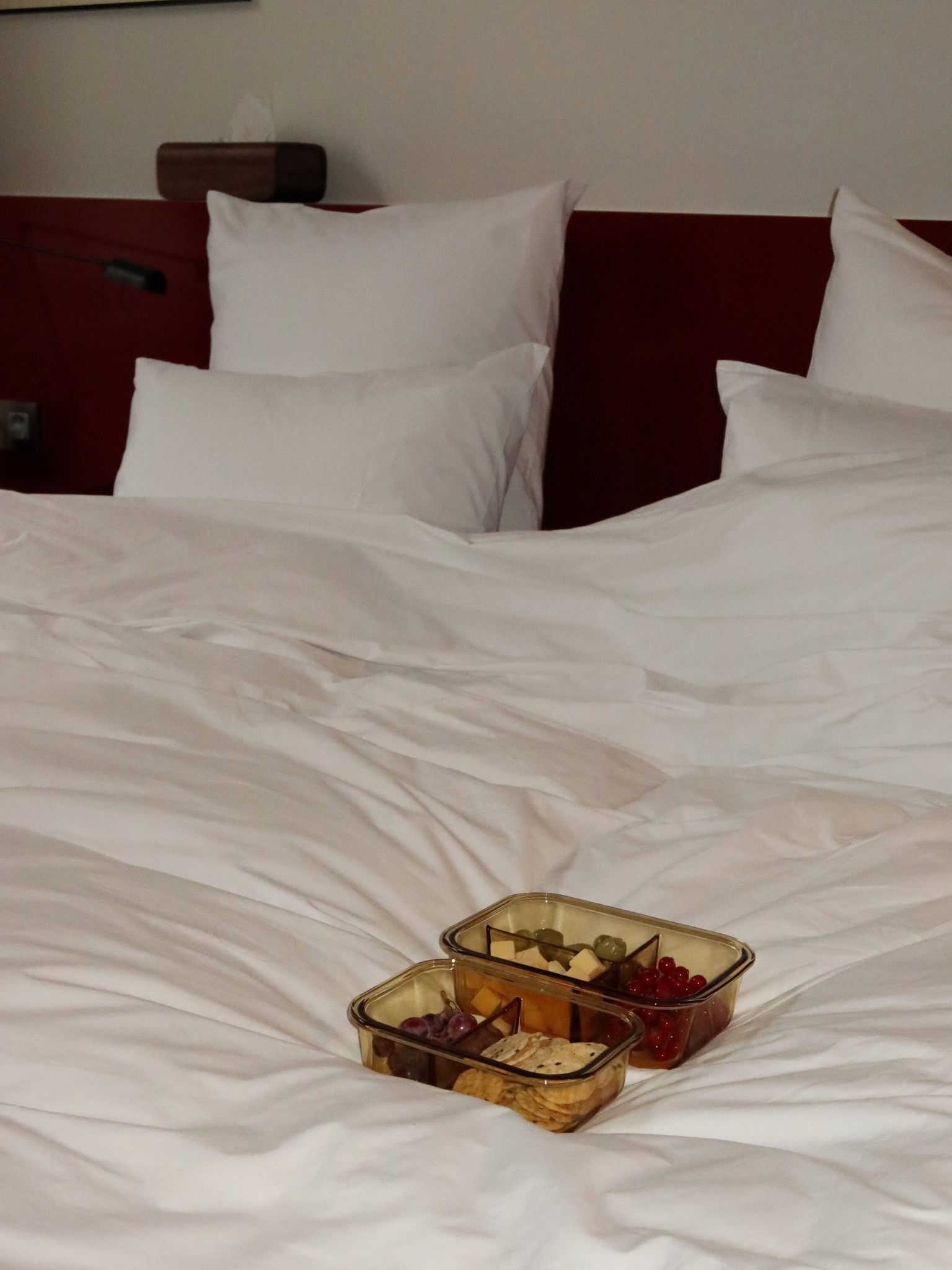 Zad ist ein Behälter aus bernsteinfarbenem Glas mit Glasdeckel und feinen Amber-/Brauntönen, der Stil und Funktion vereint. Der integrierte Glastrenner hält Zutaten organisiert. Perfekt für ausgewogene Mahlzeiten, Meal Prep oder das Aufbewahren von Resten. Ungiftig, BPA-frei, geruchs- und fleckenresistent, langlebig, leicht zu reinigen, auslaufsicher und ideal für bewusstes, stilvolles Lagern in Küche, Kühlschrank oder Lunchbox.