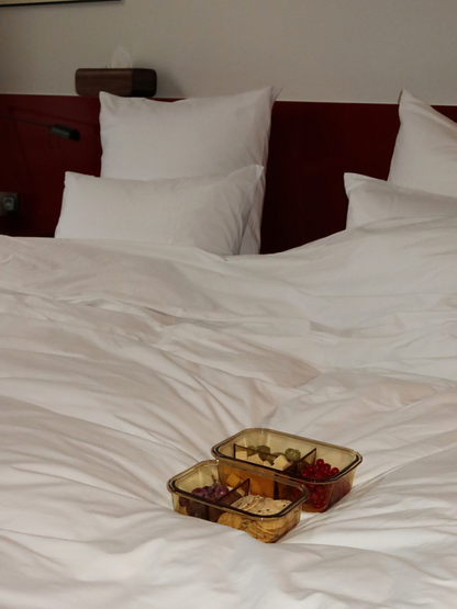 Zad ist ein Behälter aus bernsteinfarbenem Glas mit Glasdeckel und feinen Amber-/Brauntönen, der Stil und Funktion vereint. Der integrierte Glastrenner hält Zutaten organisiert. Perfekt für ausgewogene Mahlzeiten, Meal Prep oder das Aufbewahren von Resten. Ungiftig, BPA-frei, geruchs- und fleckenresistent, langlebig, leicht zu reinigen, auslaufsicher und ideal für bewusstes, stilvolles Lagern in Küche, Kühlschrank oder Lunchbox.