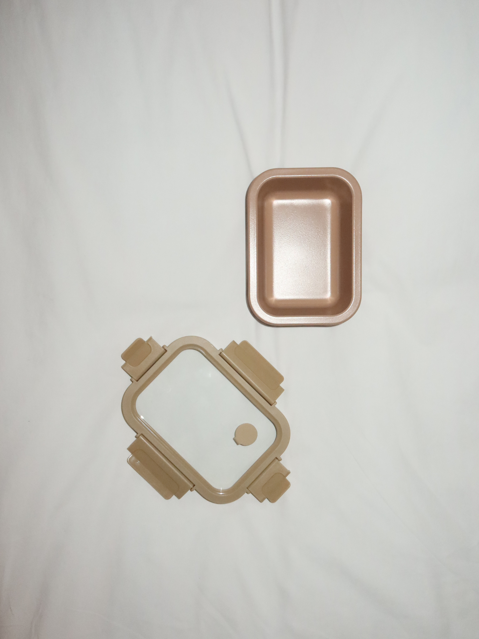 Ofenfest, schadstoffrei und ästhetisch – Azık kombiniert tiefbraune Keramiktöne mit einem transparenten Kunststoffdeckel und sanften beigefarbenen Details. Funktional und elegant zugleich, perfekt für bewusstes Aufbewahren, Erwärmen und Organisieren. Erhältlich in drei Größen, ideal für Snacks, Joghurt oder vollständige Mahlzeiten. Die Keramikschale (ohne Deckel) ist ofenfest. Ungiftig, BPA-frei und langlebig – Azık bringt Ruhe und Schönheit in jede Küche, jeden Kühlschrank oder Vorratsschrank.