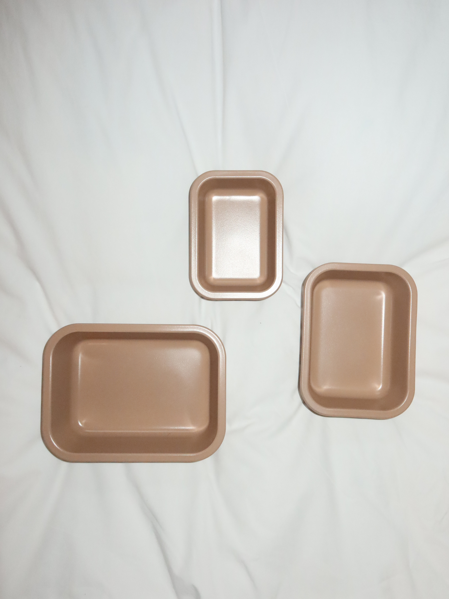 Ofenfest, schadstoffrei und ästhetisch – Azık kombiniert tiefbraune Keramiktöne mit einem transparenten Kunststoffdeckel und sanften beigefarbenen Details. Funktional und elegant zugleich, perfekt für bewusstes Aufbewahren, Erwärmen und Organisieren. Erhältlich in drei Größen, ideal für Snacks, Joghurt oder vollständige Mahlzeiten. Die Keramikschale (ohne Deckel) ist ofenfest. Ungiftig, BPA-frei und langlebig – Azık bringt Ruhe und Schönheit in jede Küche, jeden Kühlschrank oder Vorratsschrank. 