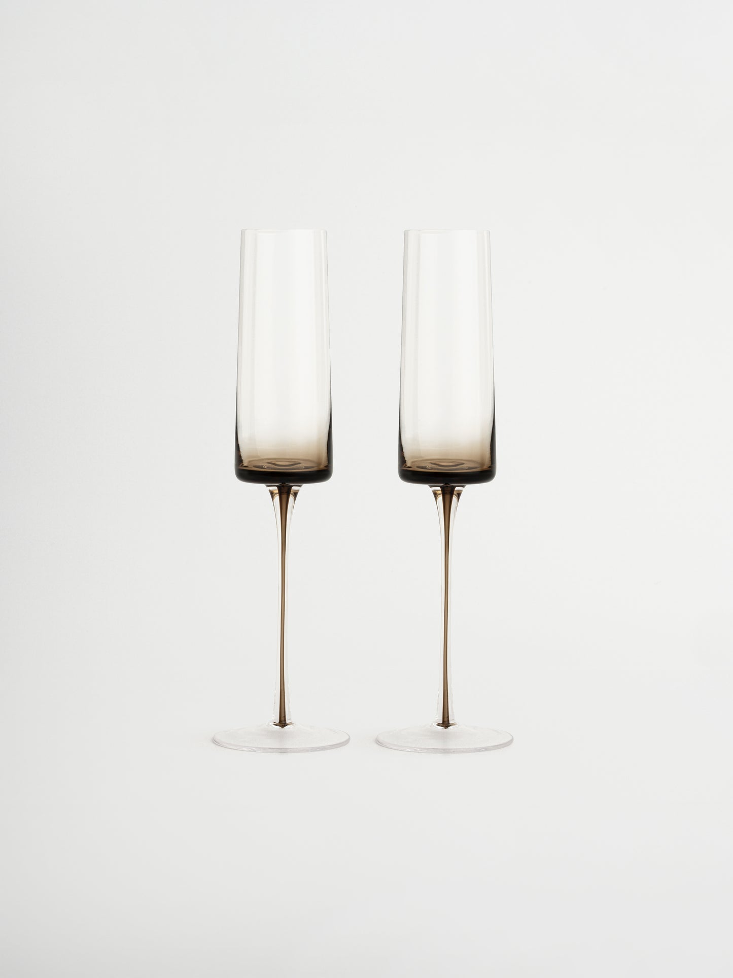 Verre Ikhlas au design élancé avec pied fin et effet ombré du brun profond au transparent, idéal pour rendre chaque toast spécial. Parfait pour le champagne, le prosecco ou un cocktail festif, ce verre apporte une ambiance raffinée et digne d’un restaurant à votre table. Fabriqué en verre durable et réutilisable, il combine esthétique élégante et expérience de boisson sophistiquée pour toutes les occasions.