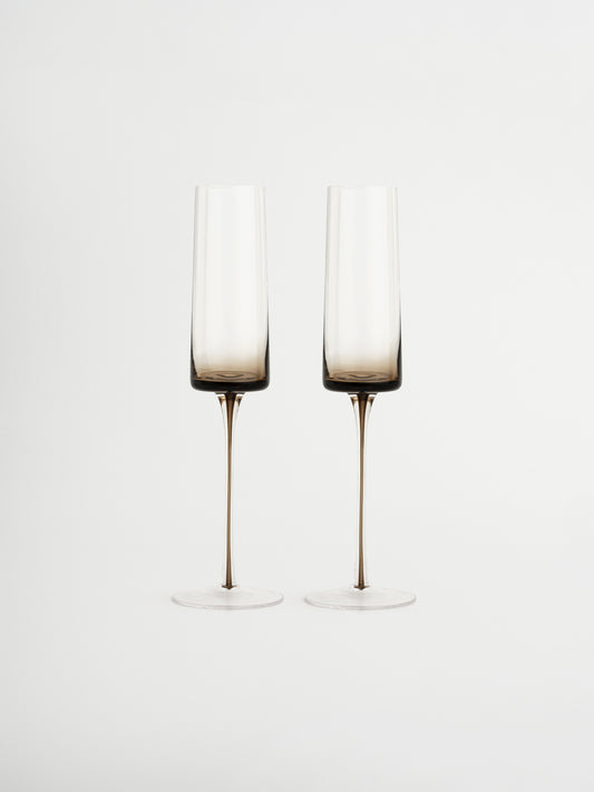 Verre Ikhlas au design élancé avec pied fin et effet ombré du brun profond au transparent, idéal pour rendre chaque toast spécial. Parfait pour le champagne, le prosecco ou un cocktail festif, ce verre apporte une ambiance raffinée et digne d’un restaurant à votre table. Fabriqué en verre durable et réutilisable, il combine esthétique élégante et expérience de boisson sophistiquée pour toutes les occasions.