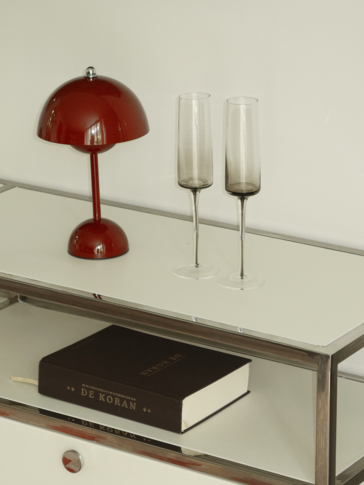 Verre à champagne Aazim au design élancé avec pied fin et élégant effet ombré du brun profond au transparent, idéal pour sublimer chaque toast. Parfait pour le champagne, le prosecco ou un cocktail festif, il apporte une ambiance raffinée et digne d’un restaurant à votre table. Fabriqué en verre durable et réutilisable, il allie esthétique sophistiquée et expérience de dégustation élégante pour toutes les occasions. Un verre intemporel qui transforme chaque célébration en moment d’exception.