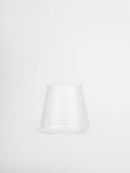 Fini le mélange de verres différents, adoptez le verre Aiko. Sa forme triangulaire apporte une touche moderne et crée immédiatement une ambiance digne d’un restaurant, directement chez vous. Pratique mais spécial, son design intemporel en verre transparent fait de l’Aiko une base parfaite : suffisamment élégant pour un dîner raffiné, mais aussi idéal pour un verre d’eau ou de boisson gazeuse au quotidien. Résistant à la chaleur, durable et vendu à l’unité.