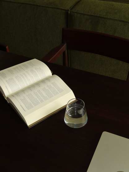 Fini les verres dépareillés : apportez de l’harmonie à votre table — et à vos placards — avec le verre Aiko. Sa légèreté et sa forme triangulaire subtile offrent une touche moderne et créent instantanément une ambiance digne d’un restaurant à la maison. Pensé avec intention, Aiko favorise une cohérence visuelle dans la cuisine et contribue à des étagères plus calmes et organisées.
À la fois pratique et unique, son design intemporel en verre transparent en fait une pièce polyvalente.