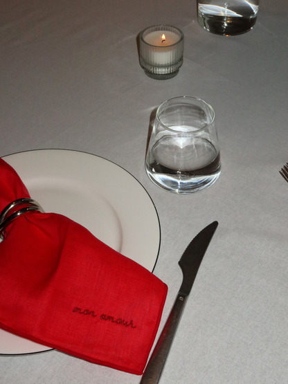 Fini le mélange de verres différents, adoptez le verre Aiko. Sa forme triangulaire apporte une touche moderne et crée immédiatement une ambiance digne d’un restaurant, directement chez vous. Pratique mais spécial, son design intemporel en verre transparent fait de l’Aiko une base parfaite : suffisamment élégant pour un dîner raffiné, mais aussi idéal pour un verre d’eau ou de boisson gazeuse au quotidien. Résistant à la chaleur, durable et vendu à l’unité.