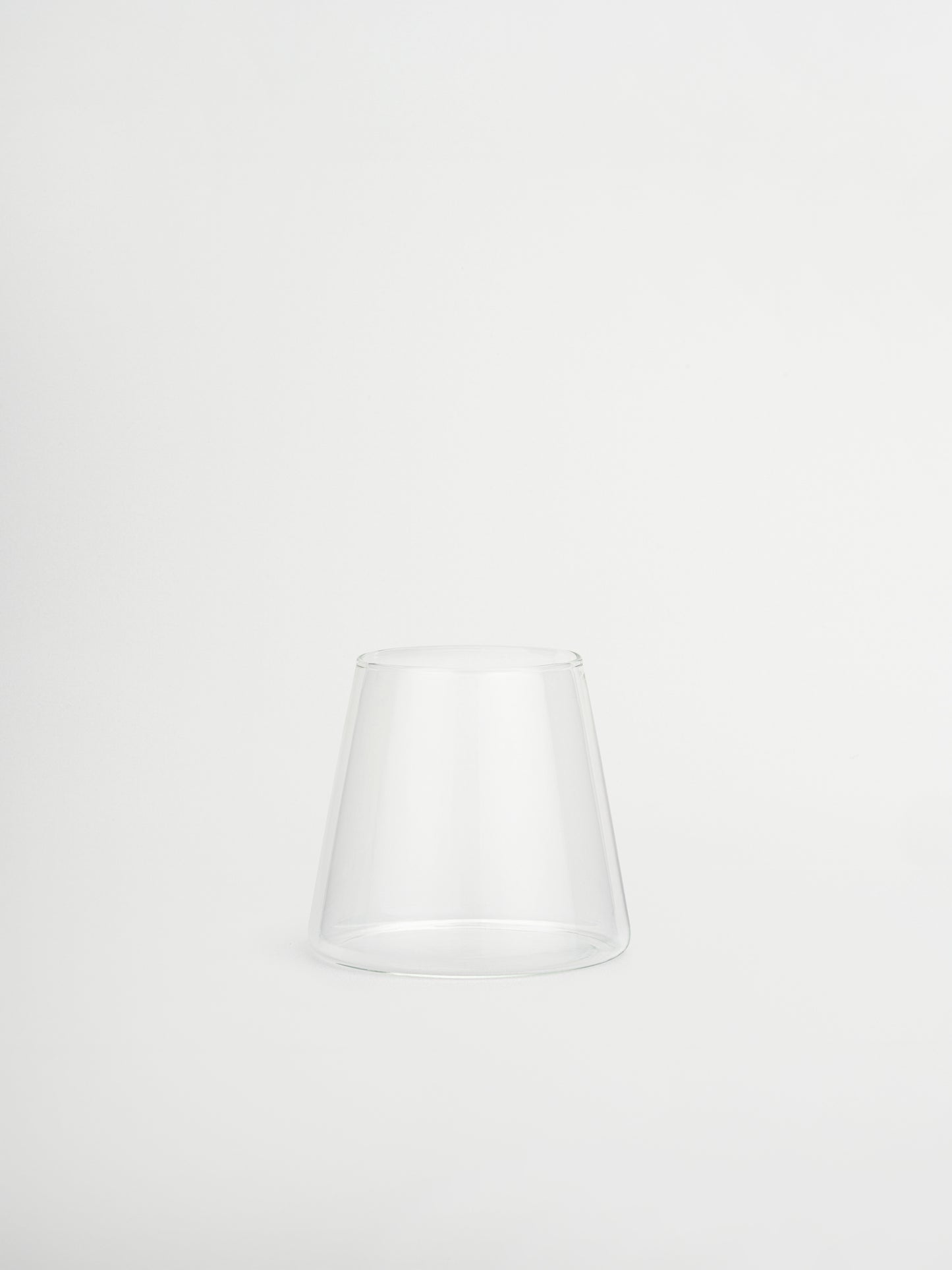 Fini le mélange de verres différents, adoptez le verre Aiko. Sa forme triangulaire apporte une touche moderne et crée immédiatement une ambiance digne d’un restaurant, directement chez vous. Pratique mais spécial, son design intemporel en verre transparent fait de l’Aiko une base parfaite : suffisamment élégant pour un dîner raffiné, mais aussi idéal pour un verre d’eau ou de boisson gazeuse au quotidien. Résistant à la chaleur, durable et vendu à l’unité.