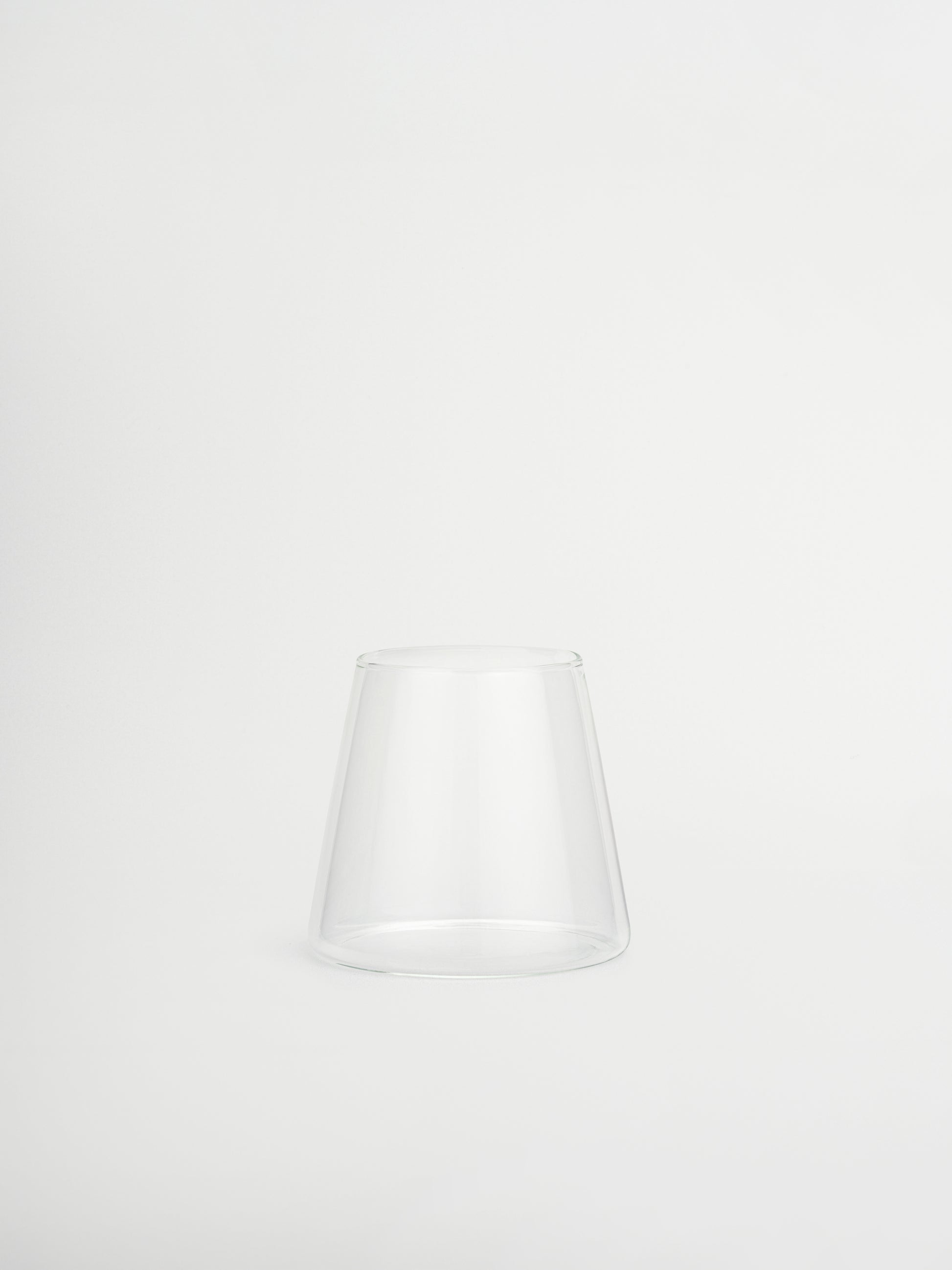 Fini le mélange de verres différents, adoptez le verre Aiko. Sa forme triangulaire apporte une touche moderne et crée immédiatement une ambiance digne d’un restaurant, directement chez vous. Pratique mais spécial, son design intemporel en verre transparent fait de l’Aiko une base parfaite : suffisamment élégant pour un dîner raffiné, mais aussi idéal pour un verre d’eau ou de boisson gazeuse au quotidien. Résistant à la chaleur, durable et vendu à l’unité.