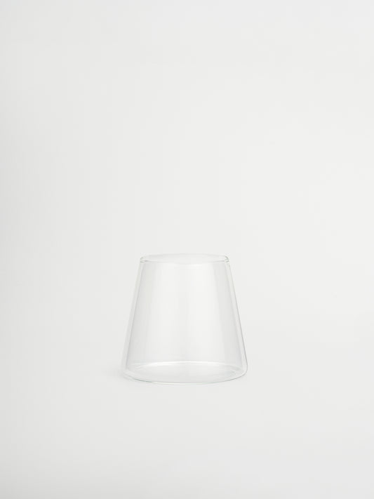 Fini le mélange de verres différents, adoptez le verre Aiko. Sa forme triangulaire apporte une touche moderne et crée immédiatement une ambiance digne d’un restaurant, directement chez vous. Pratique mais spécial, son design intemporel en verre transparent fait de l’Aiko une base parfaite : suffisamment élégant pour un dîner raffiné, mais aussi idéal pour un verre d’eau ou de boisson gazeuse au quotidien. Résistant à la chaleur, durable et vendu à l’unité.
