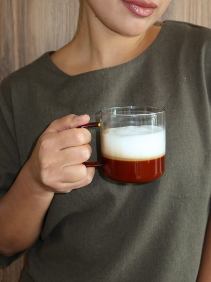 Dites adieu aux tasses ordinaires et optez pour le verre Yume, parfait pour apporter plus d’élégance et d’ambiance à vos pauses café. Le verre transparent avec des accents bruns chaleureux offre une aura subtile, presque rêveuse, sur votre table. Fabriqué en verre borosilicate durable et résistant à la chaleur, suffisamment solide pour un usage quotidien et idéal pour le café ou le thé. Vendu à l’unité, pour que vous puissiez en choisir un ou en collectionner plusieurs pour un ensemble complet.