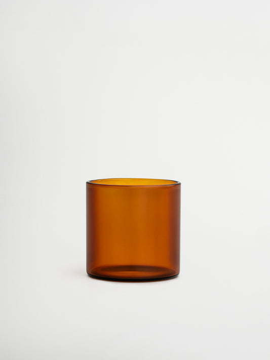 Verre Mei au design droit, idéal pour servir de l’eau, des boissons fraîches ou même un cappuccino à la maison. La teinte chaude brun/cognac ajoute une touche d’élégance et de caractère à votre table ou coin café. Fabriqué en verre durable et réutilisable, ce verre minimaliste combine esthétique moderne et expérience de boisson de qualité, apportant un véritable sentiment de restaurant chez soi.