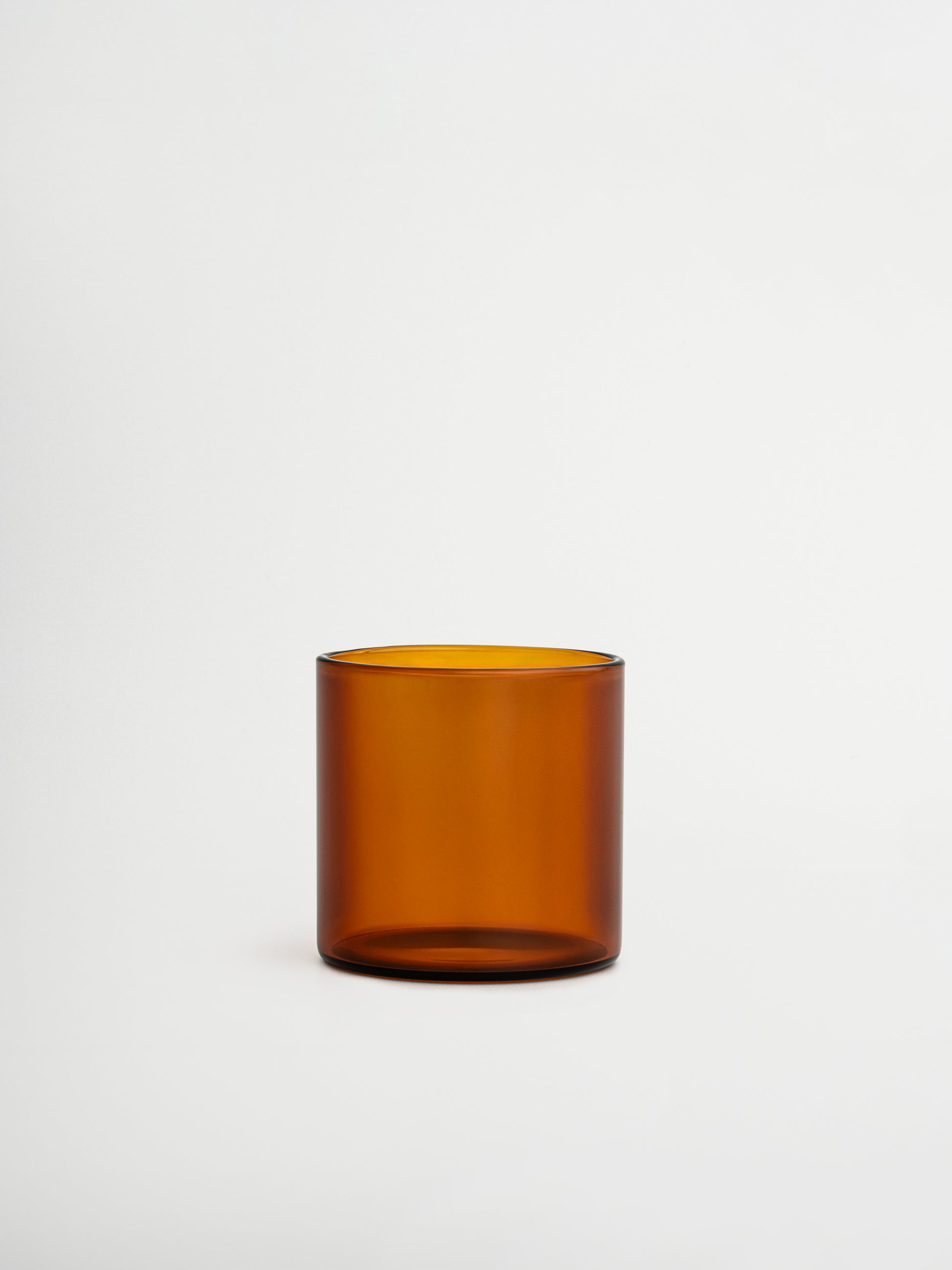 Verre Mei au design droit, idéal pour servir de l’eau, des boissons fraîches ou même un cappuccino à la maison. La teinte chaude brun/cognac ajoute une touche d’élégance et de caractère à votre table ou coin café. Fabriqué en verre durable et réutilisable, ce verre minimaliste combine esthétique moderne et expérience de boisson de qualité, apportant un véritable sentiment de restaurant chez soi.