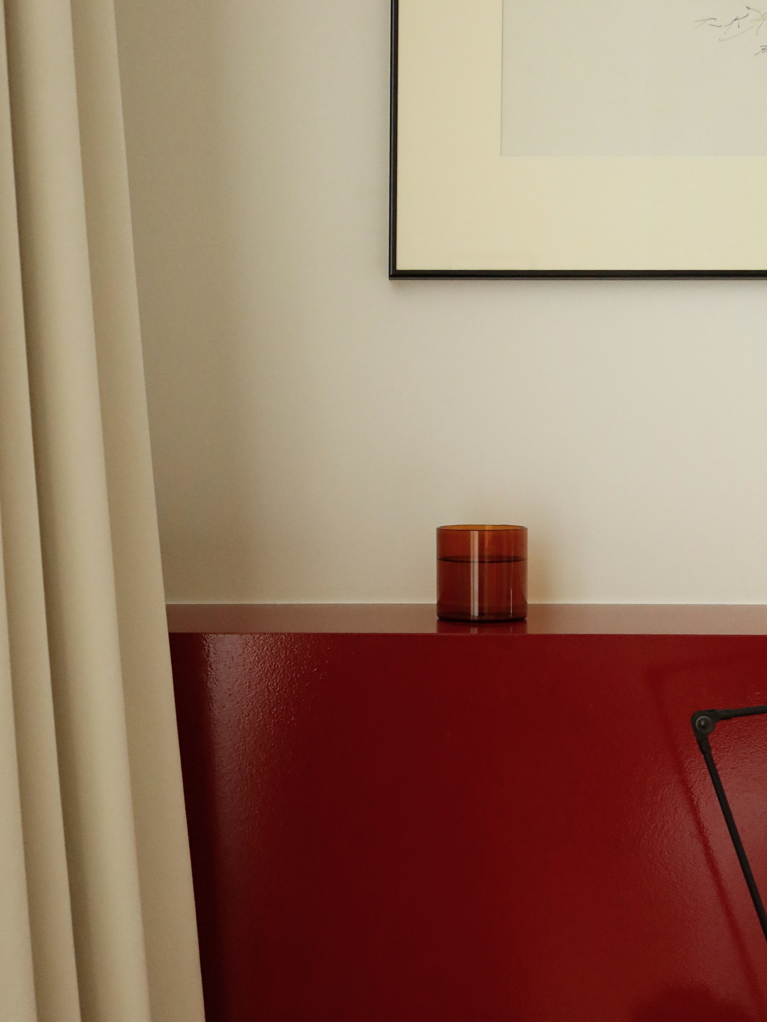 Verre Mei au design droit, idéal pour servir de l’eau, des boissons fraîches ou même un cappuccino à la maison. La teinte chaude brun/cognac ajoute une touche d’élégance et de caractère à votre table ou coin café. Fabriqué en verre durable et réutilisable, ce verre minimaliste combine esthétique moderne et expérience de boisson de qualité, apportant un véritable sentiment de restaurant chez soi.