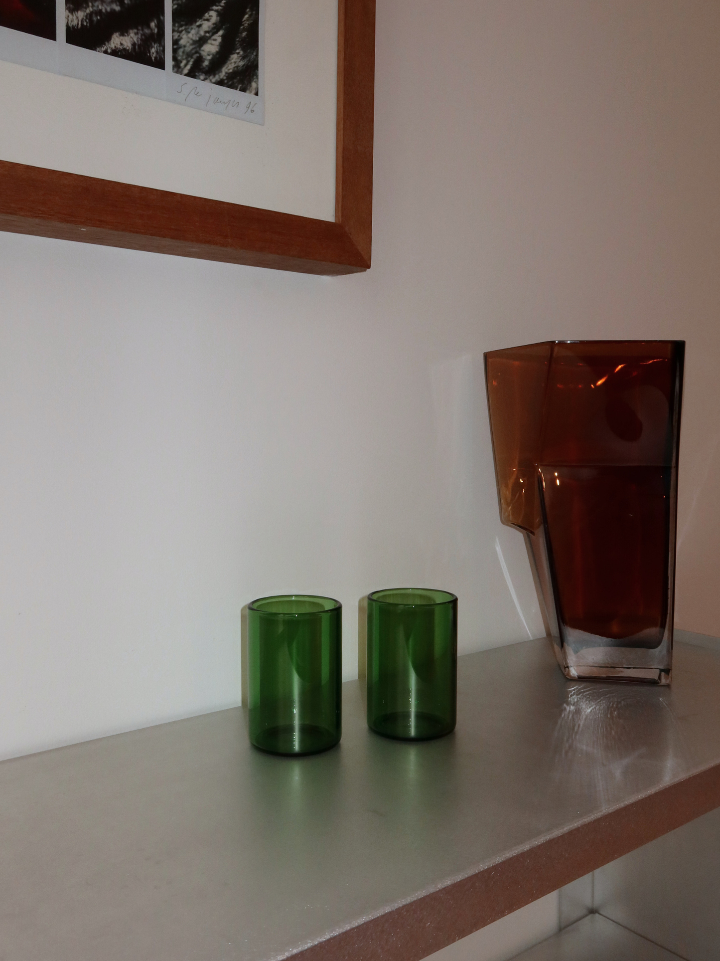 Donnez un style tendance à votre table avec le verre Naoki, doté d’un design plus haut et d’une teinte vert profond qui apporte une touche subtile digne d’un restaurant. Idéal pour l’eau, les sodas ou les boissons fraîches pendant le dîner. Entièrement fabriqué en verre borosilicaté vert, il combine élégance intemporelle et durabilité pratique. Résistant à la chaleur et assez robuste pour un usage quotidien, tout en restant suffisamment raffiné pour sublimer n’importe quelle table. Vendu à l’unité, vous per