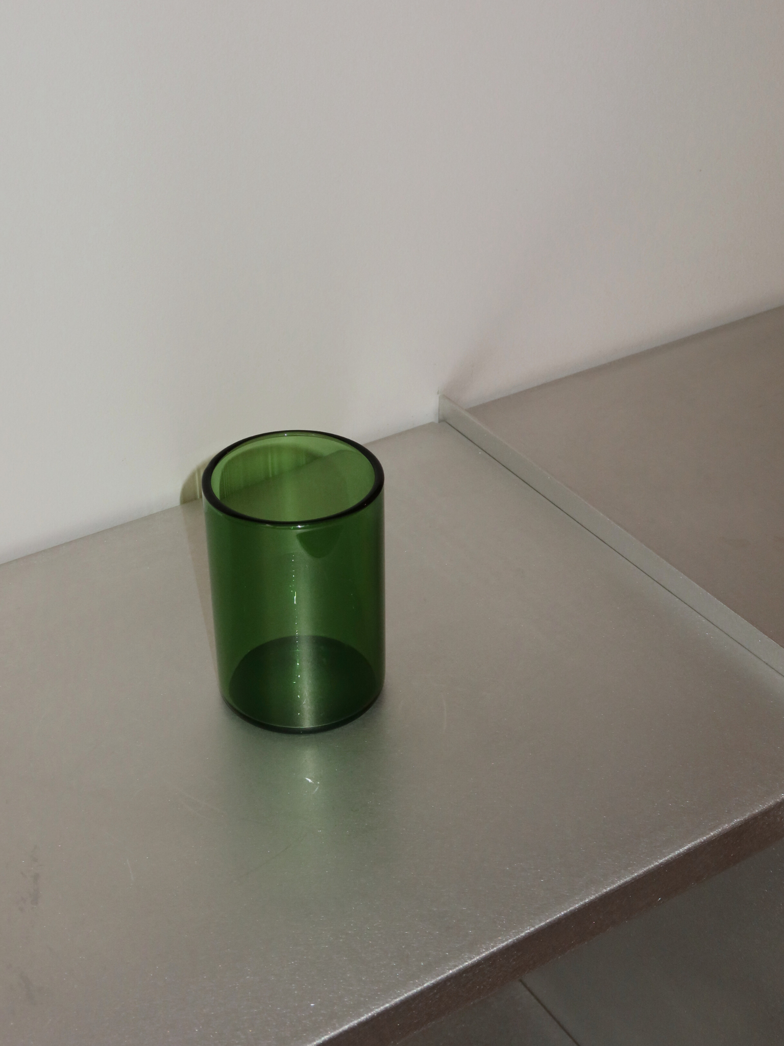 Donnez un style tendance à votre table avec le verre Naoki, doté d’un design plus haut et d’une teinte vert profond qui apporte une touche subtile digne d’un restaurant. Idéal pour l’eau, les sodas ou les boissons fraîches pendant le dîner. Entièrement fabriqué en verre borosilicaté vert, il combine élégance intemporelle et durabilité pratique. Résistant à la chaleur et assez robuste pour un usage quotidien, tout en restant suffisamment raffiné pour sublimer n’importe quelle table. Vendu à l’unité, vous per