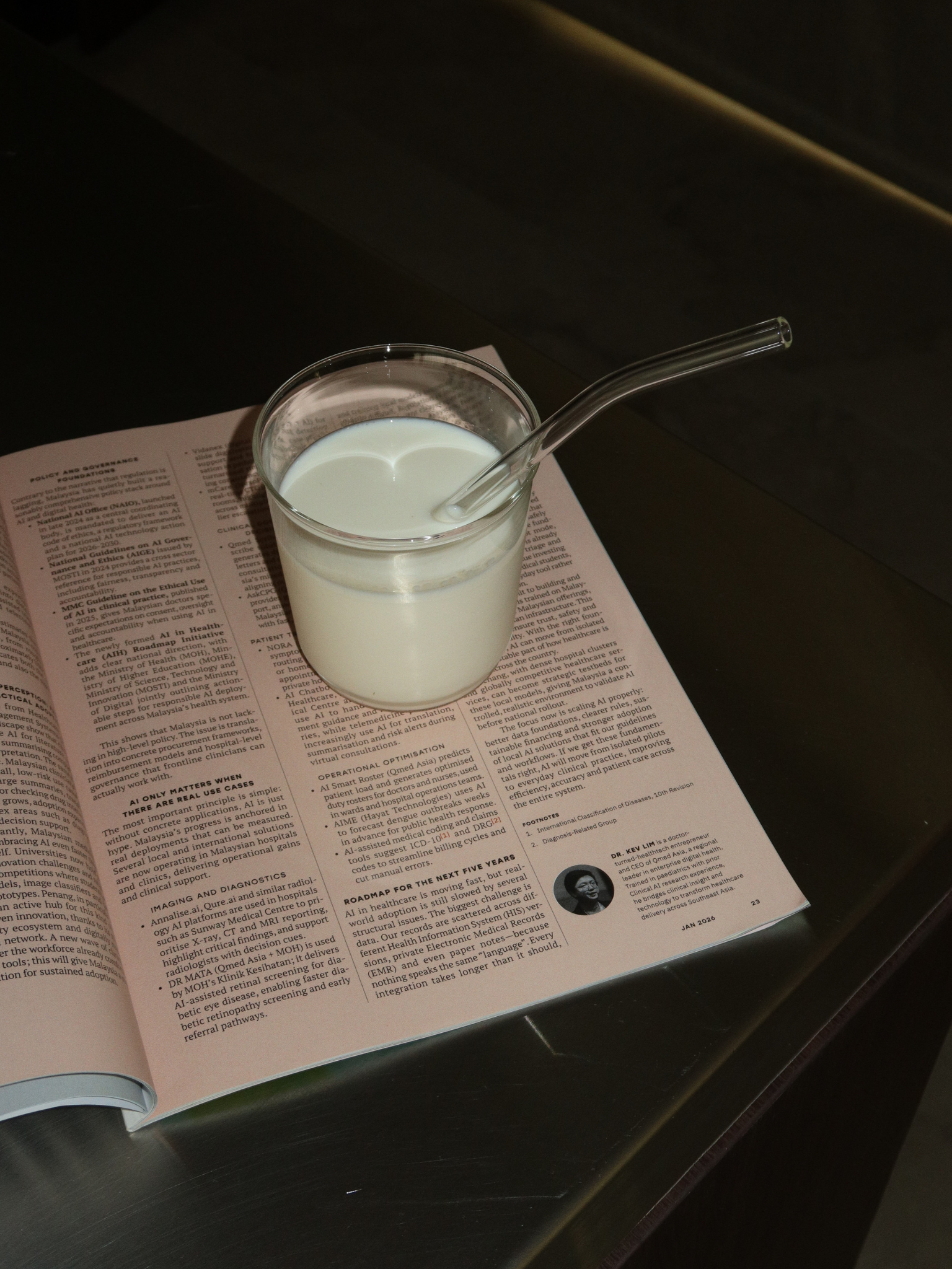 Le verre esthétique Sayo est un gobelet réutilisable inspiré du gobelet en plastique classique, mais entièrement fabriqué en verre borosilicaté durable. Parfait pour les cafés glacés, le matcha, les smoothies et d’autres boissons rafraîchissantes. Son design minimaliste et élégant apporte une touche moderne à vos moments de dégustation au quotidien. Idéal pour des accessoires de cuisine écologiques et durables, ainsi que pour des expériences café et thé esthétiques à la maison.