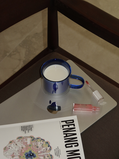 Dites adieu aux mugs ordinaires et découvrez le verre Soo-ah, avec sa couleur bleue riche et remarquable qui apporte style et ambiance à votre table sans en faire trop. Son design intemporel à double paroi est fabriqué en verre borosilicaté durable et résistant à la chaleur, parfait pour les boissons chaudes sans que le verre ne devienne trop chaud à tenir. Solide et durable, à la fois pratique et esthétique. Vendu à l’unité, idéal pour en choisir un seul ou pour créer une collection complète.