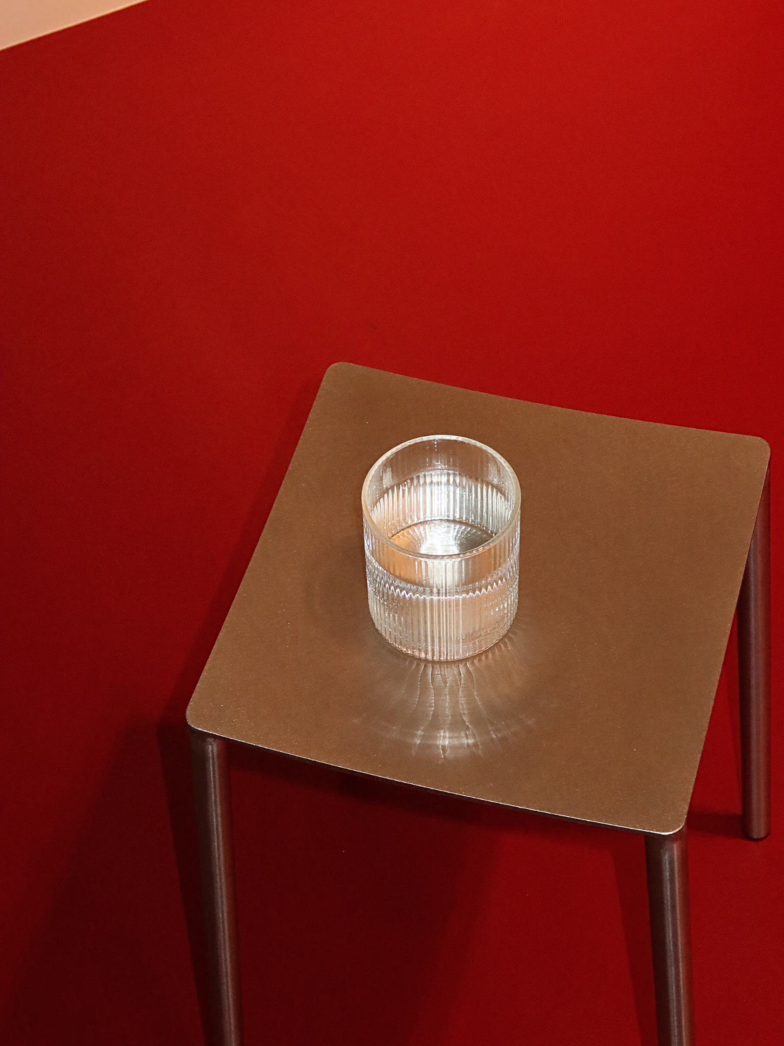 Verre Yuki avec une forme droite et de délicates rainures, idéal pour dresser votre table avec élégance sans en faire trop. Les rainures captent magnifiquement la lumière et apportent une touche supplémentaire à l’eau, aux sodas ou aux boissons fraîches. Fabriqué en verre borosilicaté durable et résistant à la chaleur, il est suffisamment robuste pour un usage quotidien tout en offrant une ambiance digne d’un restaurant. Vendu à l’unité et assorti à la carafe correspondante (vendue séparément) pour un ensem