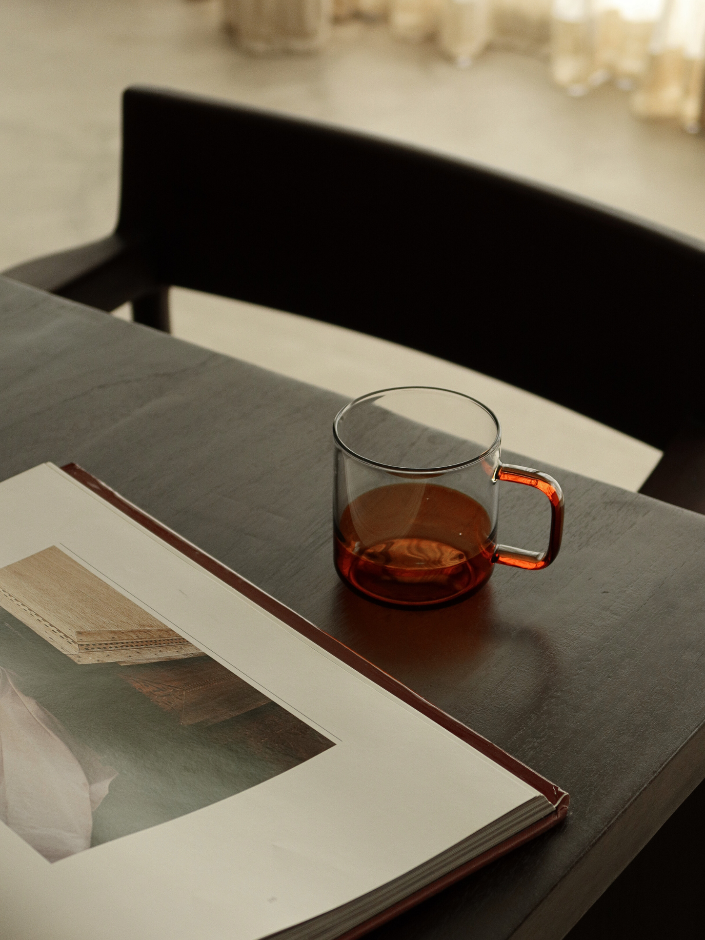 Dites adieu aux tasses ordinaires et optez pour le verre Yume, parfait pour apporter plus d’élégance et d’ambiance à vos pauses café. Le verre transparent avec des accents bruns chaleureux offre une aura subtile, presque rêveuse, sur votre table. Fabriqué en verre borosilicate durable et résistant à la chaleur, suffisamment solide pour un usage quotidien et idéal pour le café ou le thé. Vendu à l’unité, pour que vous puissiez en choisir un ou en collectionner plusieurs pour un ensemble complet.