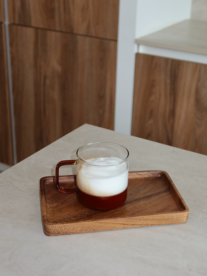 Dites adieu aux tasses ordinaires et optez pour le verre Yume, parfait pour apporter plus d’élégance et d’ambiance à vos pauses café. Le verre transparent avec des accents bruns chaleureux offre une aura subtile, presque rêveuse, sur votre table. Fabriqué en verre borosilicate durable et résistant à la chaleur, suffisamment solide pour un usage quotidien et idéal pour le café ou le thé. Vendu à l’unité, pour que vous puissiez en choisir un ou en collectionner plusieurs pour un ensemble complet.