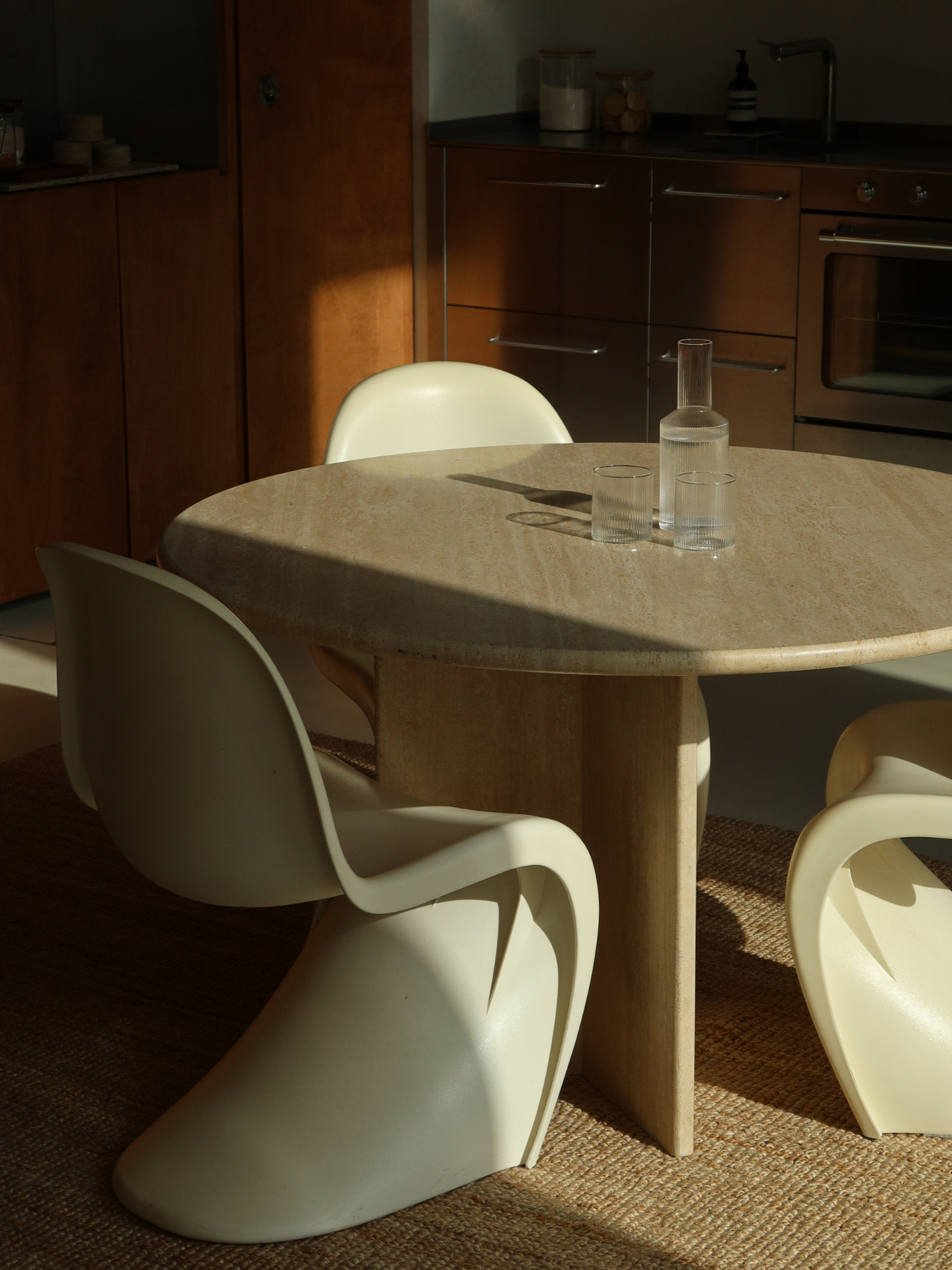 Verre à boire strié Yuki à la forme droite et aux élégantes rainures verticales, fabriqué en verre borosilicate transparent et résistant à la chaleur. Sa fine texture striée reflète joliment la lumière et apporte une touche moderne et raffinée à ce verre à eau. Idéal pour l’eau, les boissons fraîches et les sodas, aussi bien au quotidien que pour une table élégante inspirée des restaurants. Un verre durable au design intemporel, qui se combine parfaitement avec la carafe Neko assortie. Vendu à l’unité.