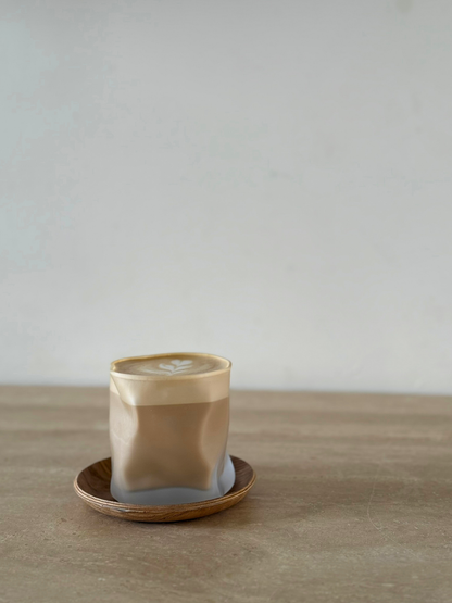Verre à boire Roca au design unique en forme de roche pour servir avec style de l’eau, des cocktails et autres boissons, fabriqué en verre robuste et durable avec une finition mate offrant un aspect moderne et distinctif, conçu pour une prise en main confortable et une collection de verres harmonisée en remplacement de verres dépareillés, parfait pour une table minimaliste et élégante et idéal pour un usage quotidien tout en créant une expérience de dégustation cohérente et raffinée à la maison.