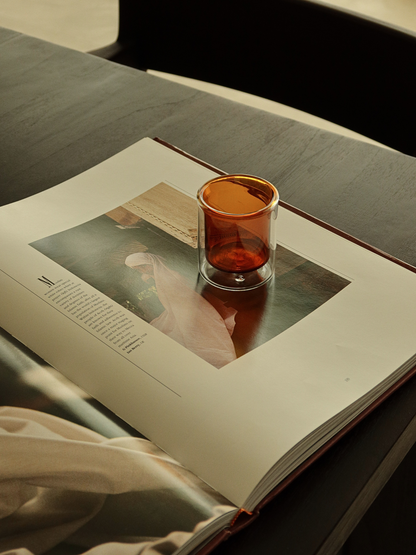Verre à espresso dans une chaleureuse teinte brun cognac, avec un design minimaliste à double paroi, idéal pour servir des espressos, des cafés courts et autres boissons à base de café. Sa teinte brune chaleureuse apporte une touche élégante et luxueuse à votre rituel café et s’intègre parfaitement dans les cuisines modernes et les coins café raffinés. Fabriqué en verre durable et réutilisable, il est conçu pour un usage quotidien et des moments café intemporels.
