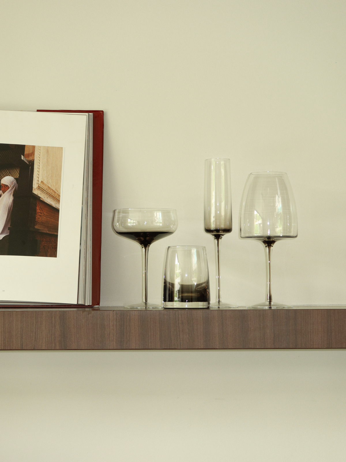 Verre à vin élégant avec une tige fine et un effet ombré raffiné passant du brun foncé au transparent, parfait pour apporter une touche chic et sophistiquée à vos moments autour du vin. Ce verre réutilisable associe un design minimaliste à une allure luxueuse et s’intègre parfaitement dans les cuisines modernes ou sur une table au style restaurant. Idéal pour le vin, le prosecco et autres boissons festives. Fabriqué en verre durable pour un usage quotidien et les occasions spéciales.

