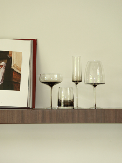 Verre à vin élégant avec une tige fine et un effet ombré raffiné passant du brun foncé au transparent, parfait pour apporter une touche chic et sophistiquée à vos moments autour du vin. Ce verre réutilisable associe un design minimaliste à une allure luxueuse et s’intègre parfaitement dans les cuisines modernes ou sur une table au style restaurant. Idéal pour le vin, le prosecco et autres boissons festives. Fabriqué en verre durable pour un usage quotidien et les occasions spéciales.
