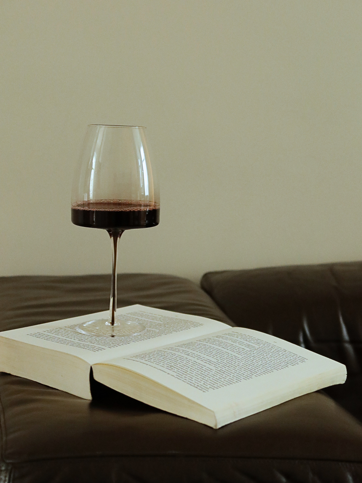 Verre à vin élégant avec une tige fine et un effet ombré raffiné passant du brun foncé au transparent, parfait pour apporter une touche chic et sophistiquée à vos moments autour du vin. Ce verre réutilisable associe un design minimaliste à une allure luxueuse et s’intègre parfaitement dans les cuisines modernes ou sur une table au style restaurant. Idéal pour le vin, le prosecco et autres boissons festives. Fabriqué en verre durable pour un usage quotidien et les occasions spéciales.
