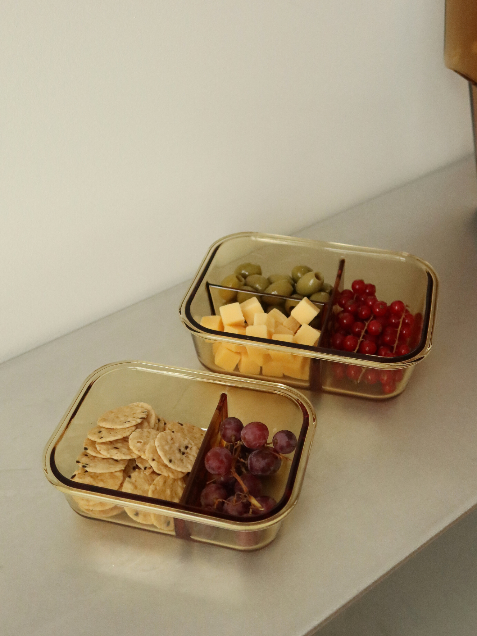 Zad est un récipient en verre ambré avec un couvercle en verre, alliant style et fonctionnalité. Le séparateur en verre intégré permet de garder les ingrédients organisés. Parfait pour des repas équilibrés, la préparation des repas ou la conservation des restes. Non toxique, sans BPA, résistant aux odeurs et aux taches, durable, facile à nettoyer, étanche et idéal pour un rangement conscient et élégant dans la cuisine, le réfrigérateur ou la boîte à lunch.