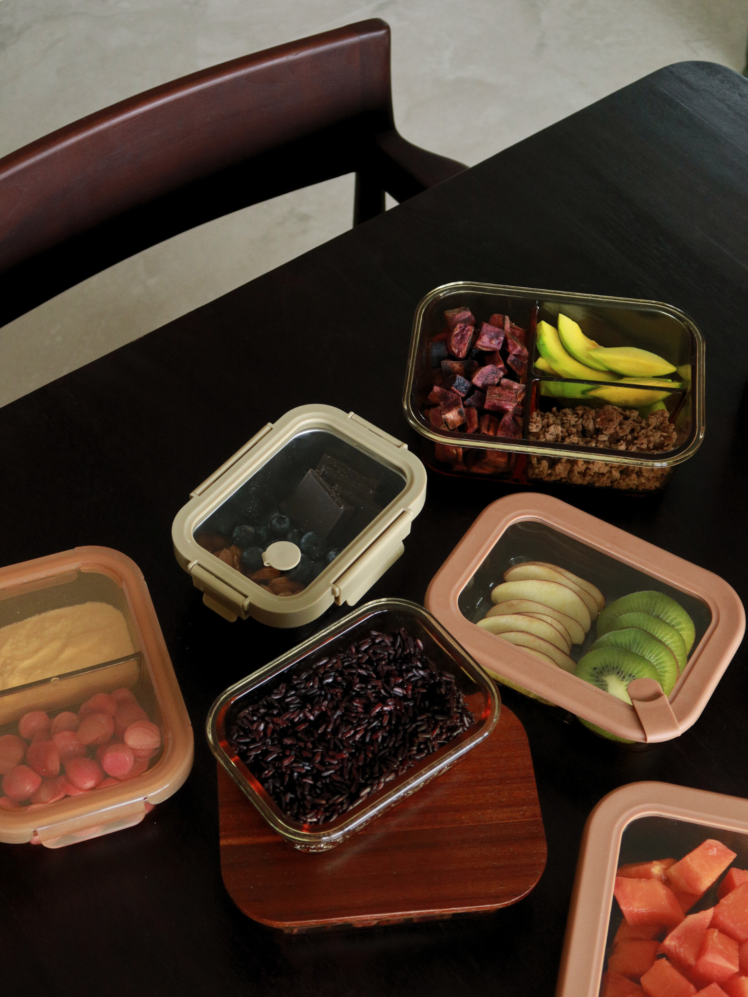 Rangez avec style grâce à Tamar, fabriqué en verre ambré et doté d’un couvercle en bois. Fonctionnel et élégant, il est idéal pour conserver, réchauffer et organiser de manière consciente. Disponible en trois tailles, dont le plus petit format est parfait pour le yaourt, les noix ou un en-cas. Le bol en verre (sans couvercle) va au four, pour réchauffer directement vos repas. Un élastique assorti maintient le couvercle bien en place.
Tamar est sans toxines, sans PFAS, sans BPA et sans microplastiques.