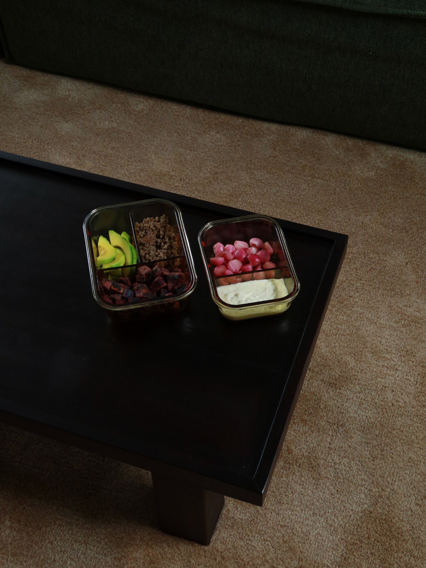 Zad est un récipient en verre ambré avec un couvercle en verre et de subtils accents ambré/brun, alliant style et fonctionnalité. Le séparateur en verre intégré permet d’organiser plusieurs ingrédients avec soin. Parfait pour des déjeuners équilibrés, le meal prep ou la conservation des restes. Le verre non toxique, sans BPA, résistant aux odeurs et aux taches est durable, facile à nettoyer et hermétique — idéal pour un rangement réfléchi et élégant dans la cuisine, le réfrigérateur ou le sac repas.