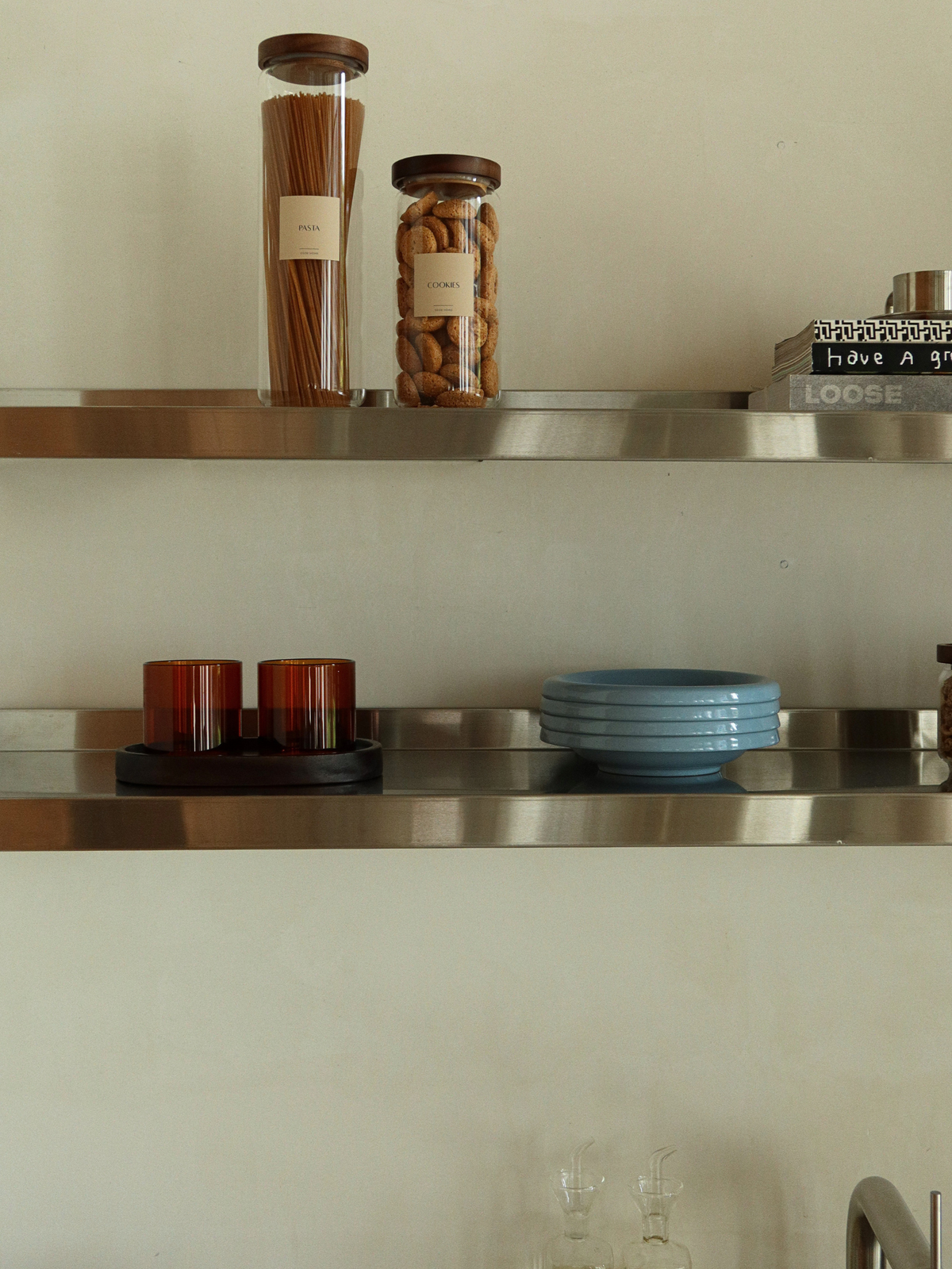 Verre Mei couleur cognac au design droit et minimaliste, idéal pour servir de l’eau, des boissons fraîches ou même un cappuccino. Sa teinte brun chaud apporte élégance et caractère à votre table ou à votre coin café. Fabriqué en verre durable et réutilisable, ce verre minimaliste associe un design moderne à une expérience de dégustation raffinée. Parfait pour le quotidien ou pour créer une table élégante avec une véritable ambiance de restaurant à la maison.
