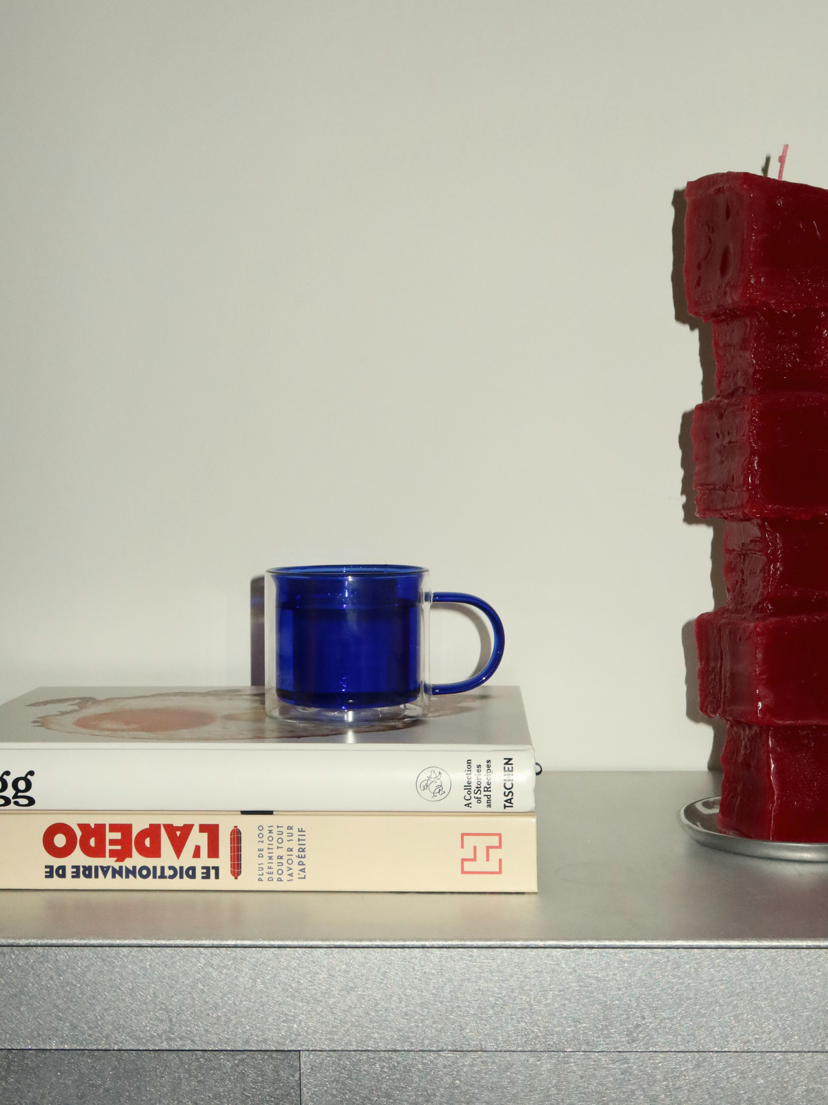 Verre bleu à double paroi pour thé et café, fabriqué en verre borosilicate durable et résistant à la chaleur. Le verre Soo-ah séduit par sa teinte bleue profonde et son design intemporel, parfait pour une cuisine moderne ou un coin café élégant. Sa double paroi aide à conserver les boissons chaudes plus longtemps tout en gardant la surface extérieure agréable à tenir. Idéal comme verre à thé, verre à café ou verre pour boissons chaudes au quotidien. Durable, réutilisable et vendu à l’unité.
