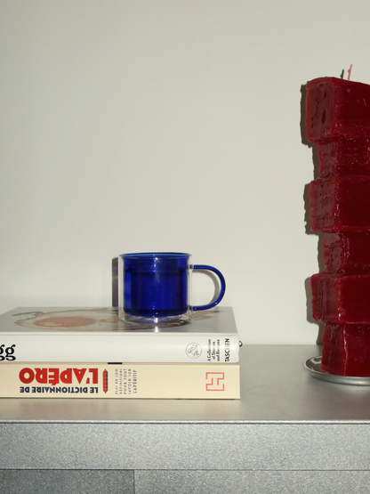 Verre bleu à double paroi pour thé et café, fabriqué en verre borosilicate durable et résistant à la chaleur. Le verre Soo-ah séduit par sa teinte bleue profonde et son design intemporel, parfait pour une cuisine moderne ou un coin café élégant. Sa double paroi aide à conserver les boissons chaudes plus longtemps tout en gardant la surface extérieure agréable à tenir. Idéal comme verre à thé, verre à café ou verre pour boissons chaudes au quotidien. Durable, réutilisable et vendu à l’unité.
