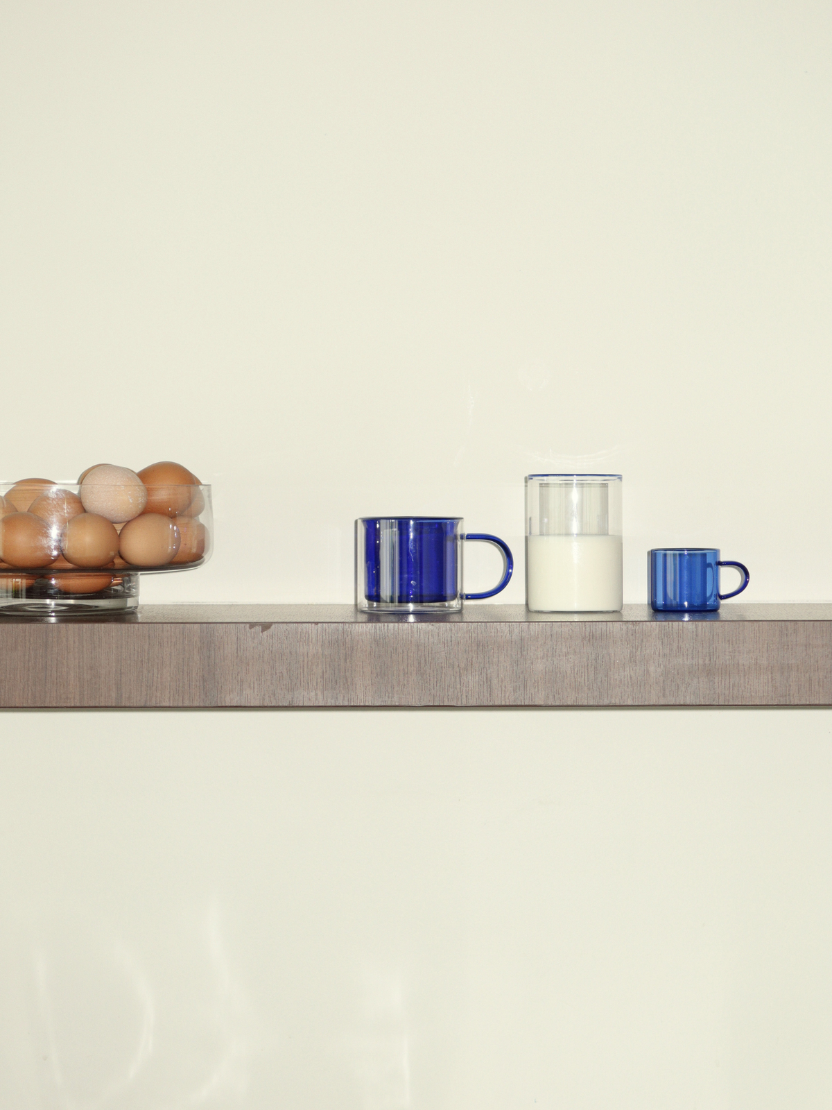 Verre bleu à double paroi pour thé et café, fabriqué en verre borosilicate durable et résistant à la chaleur. Le verre Soo-ah séduit par sa teinte bleue profonde et son design intemporel, parfait pour une cuisine moderne ou un coin café élégant. Sa double paroi aide à conserver les boissons chaudes plus longtemps tout en gardant la surface extérieure agréable à tenir. Idéal comme verre à thé, verre à café ou verre pour boissons chaudes au quotidien. Durable, réutilisable et vendu à l’unité.
