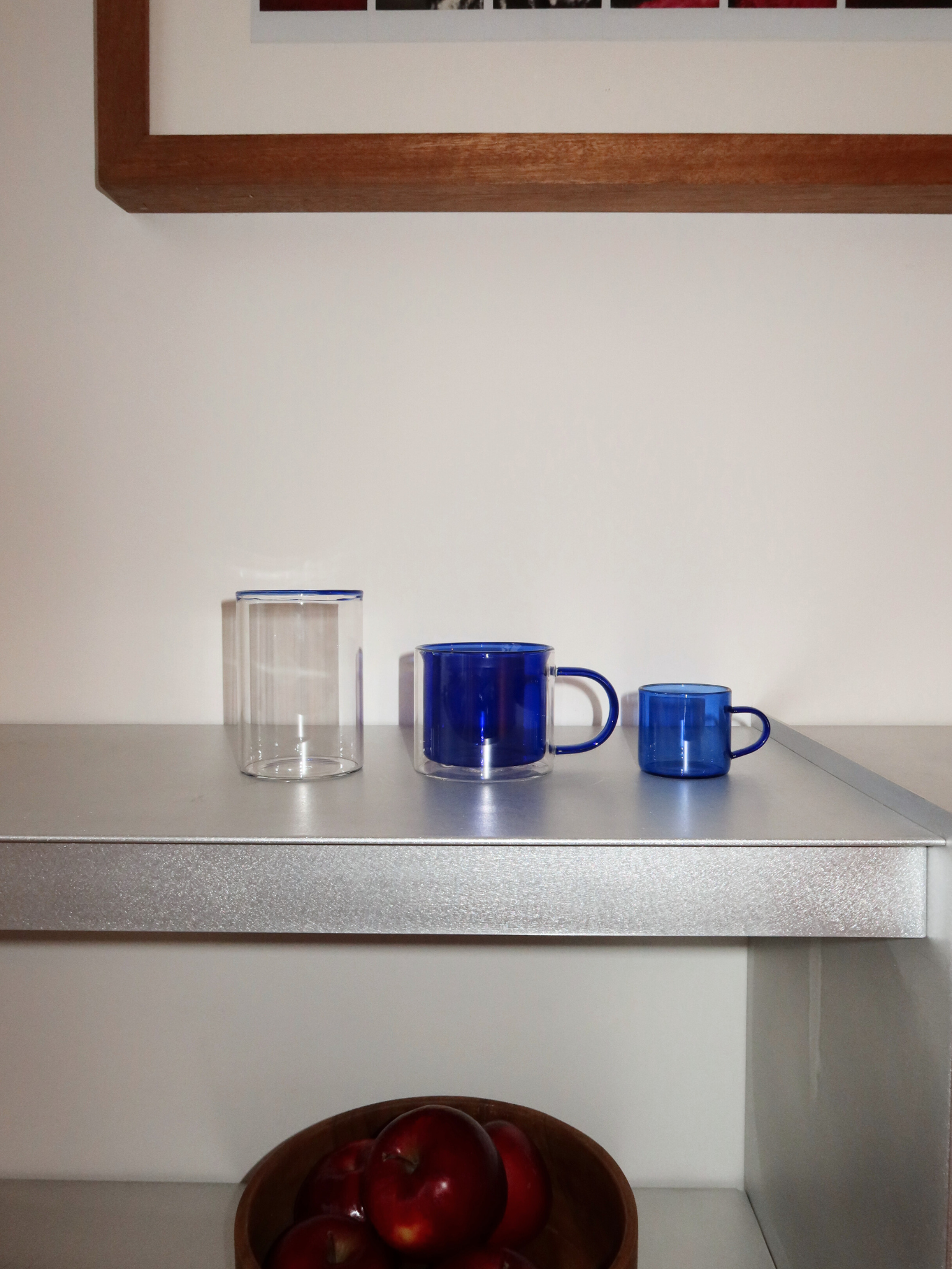 Dites adieu aux tasses ordinaires et découvrez le Verre Soo-ah, avec sa couleur bleue riche et remarquable qui apporte style et ambiance à votre table sans en faire trop. Son design intemporel à double paroi est fabriqué en verre borosilicate durable et résistant à la chaleur — parfait pour les boissons chaudes sans que le verre ne devienne trop chaud à tenir. Solide et durable, à la fois pratique et esthétique. Vendu à l’unité, idéal pour en choisir un ou pour constituer un ensemble complet.