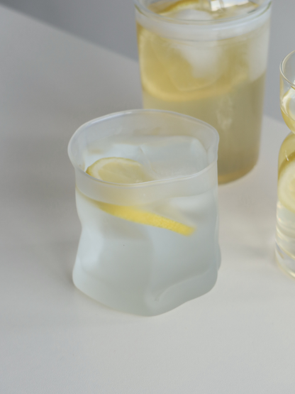 Verre à boire Roca au design unique en forme de roche pour servir avec style de l’eau, des cocktails et autres boissons, fabriqué en verre robuste et durable avec une finition mate offrant un aspect moderne et distinctif, conçu pour une prise en main confortable et une collection de verres harmonisée en remplacement de verres dépareillés, parfait pour une table minimaliste et élégante et idéal pour un usage quotidien tout en créant une expérience de dégustation cohérente et raffinée à la maison.