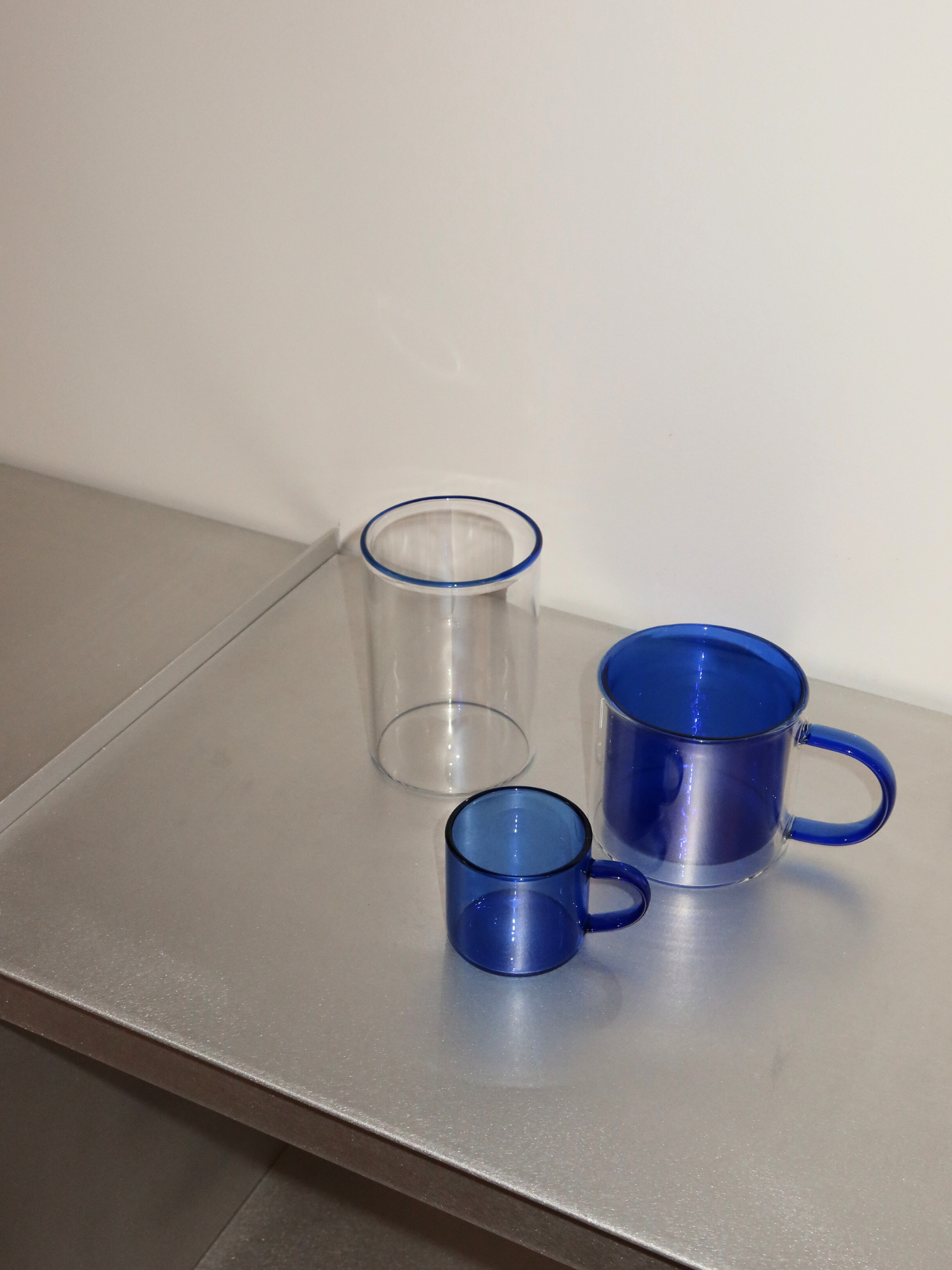 Glass Woojin, une tasse en verre totalement transparente avec un léger bord bleu qui apporte une touche élégante et unique à toute boisson. Parfaite pour les cafés glacés, l’eau, les jus, le matcha ou toute autre boisson rafraîchissante. Fabriquée en verre borosilicaté durable, au design minimaliste, moderne et élégant. Idéale pour des tables esthétiques, une cuisine durable et de la verrerie réutilisable.