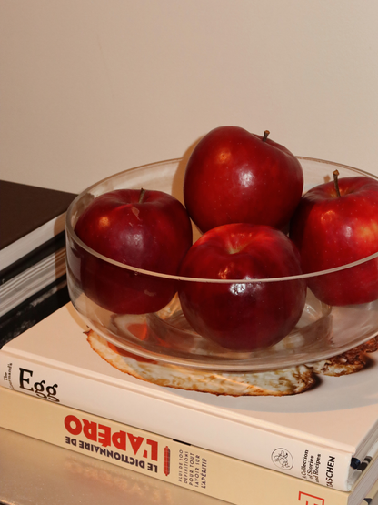 Une base élégante pour vos fruits : le Bol en Verre Shin est un grand bol spacieux, parfait pour présenter vos fruits de manière naturelle et stylée. Son apparence claire et cristalline met en valeur tout ce qu’il contient – des pommes juteuses aux agrumes colorés – et sublime votre présentation. Avec ses courbes douces et son design minimaliste, Shin sert également d’objet décoratif. Fabriqué en verre borosilicaté clair et durable, il est à la fois solide et léger, apportant une touche fraîche et élégante 