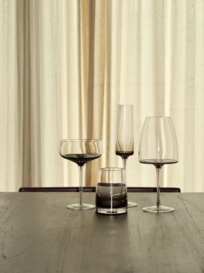 Le verre Aween possède une tige élancée et un élégant effet ombré allant du brun foncé au transparent, parfait pour apporter une touche chic et raffinée à vos moments autour du vin. Ce verre à vin réutilisable et élégant associe un design minimaliste à une sensation luxueuse, idéal pour les cuisines modernes ou les tables dressées dans un style restaurant. Convient pour le vin, le prosecco ou d’autres boissons festives et est fabriqué en verre durable pour un usage quotidien.