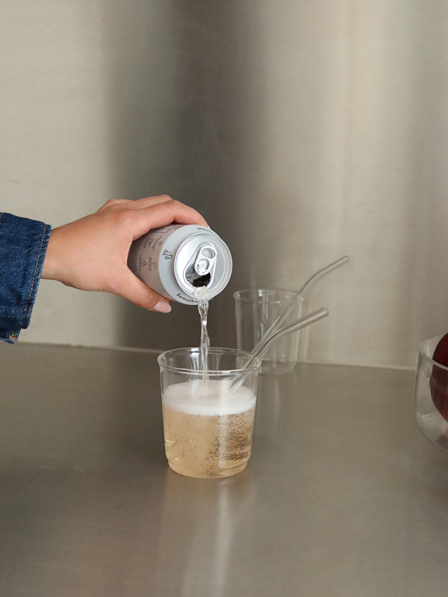 Aesthetic Verre Sayo, un gobelet en verre réutilisable inspiré du gobelet en plastique classique, mais entièrement fabriqué en verre borosilicaté durable. Parfait pour les iced coffees, le matcha, les smoothies et autres boissons rafraîchissantes. Son design minimaliste et élégant apporte une touche moderne à vos moments de dégustation quotidiens. Idéal pour une cuisine durable et écoresponsable, ainsi que pour des expériences café et thé esthétiques à la maison.