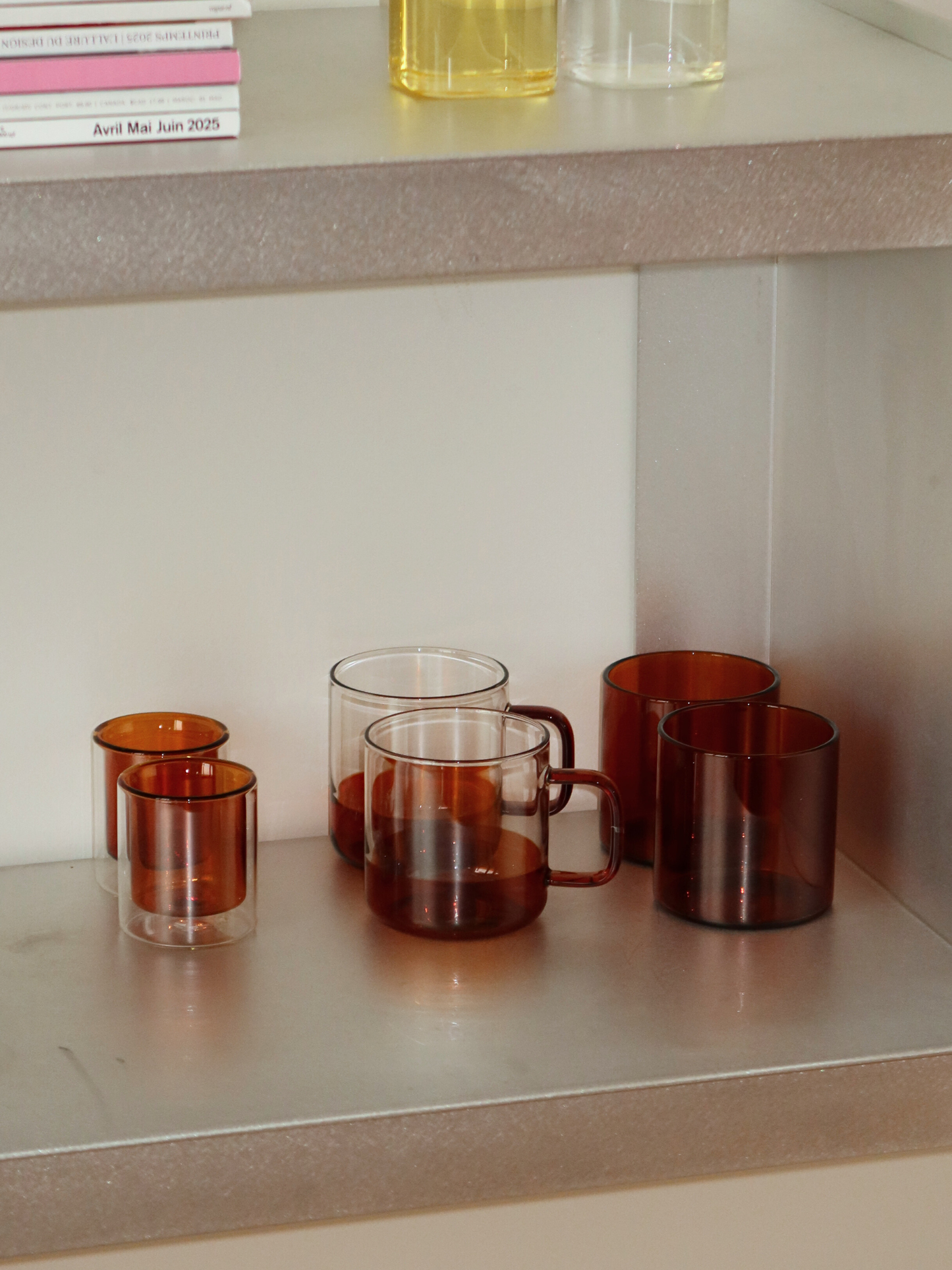 Verre à espresso droit dans une chaleureuse teinte cognac, idéal pour servir des shots d’espresso ou d’autres boissons au café. Son design élégant et minimaliste apporte une touche luxueuse à vos moments café et s’intègre parfaitement dans une cuisine ou un coin café moderne et stylé. Fabriqué en verre durable pour un usage quotidien, offrant une expérience de boisson réutilisable, durable et esthétique.