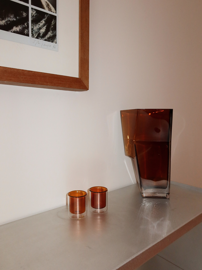 Verre à espresso droit dans une chaleureuse teinte cognac, idéal pour servir des shots d’espresso ou d’autres boissons au café. Son design élégant et minimaliste apporte une touche luxueuse à vos moments café et s’intègre parfaitement dans une cuisine ou un coin café moderne et stylé. Fabriqué en verre durable pour un usage quotidien, offrant une expérience de boisson réutilisable, durable et esthétique.