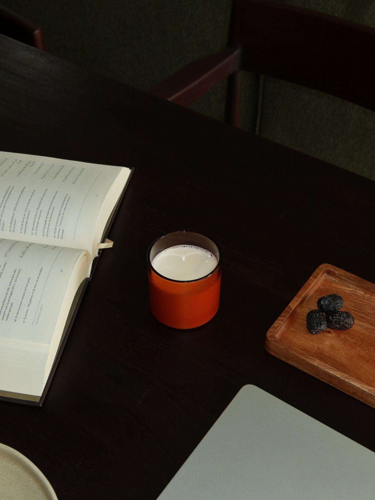 Le verre Mei présente un design épuré et rectiligne, idéal pour servir de l’eau, des boissons fraîches ou même un cappuccino à la maison. Sa teinte chaude brun ou cognac apporte une touche élégante et pleine de caractère à votre table ou à votre coin café. Fabriqué en verre durable et réutilisable, ce verre minimaliste associe esthétique moderne et expérience de dégustation haut de gamme – pour une véritable ambiance de restaurant chez vous.