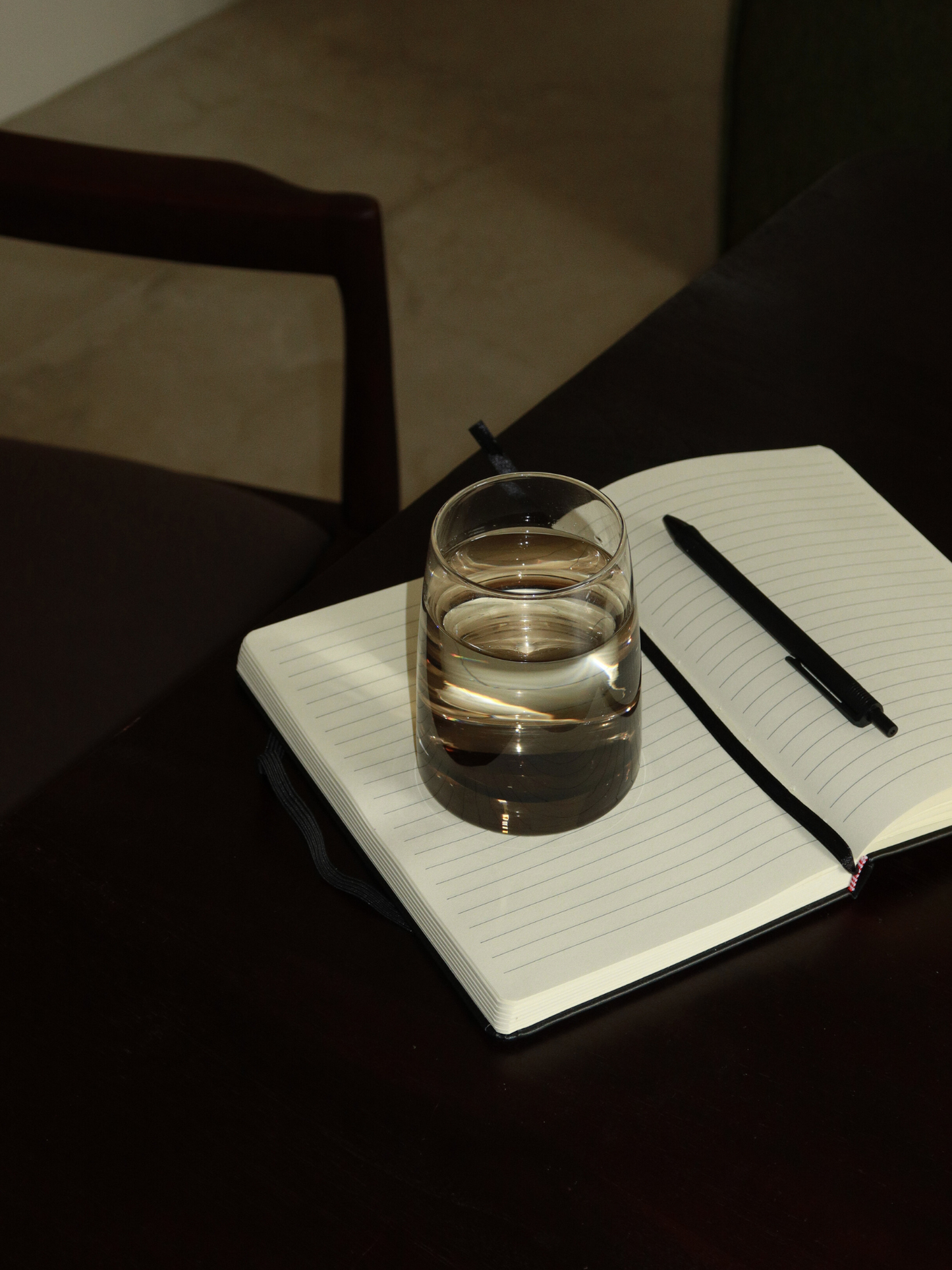Verre tumbler Izzah avec un élégant effet ombré passant du brun foncé au verre transparent. Ce verre à boire fin et minimaliste est parfait pour servir de l’eau, des jus ou des boissons rafraîchissantes avec style. Fabriqué en verre durable et réutilisable, idéal pour les cuisines modernes, la vaisselle esthétique et une décoration de table raffinée d’inspiration restaurant. Le dégradé subtil apporte une touche chaleureuse et luxueuse à chaque boisson.